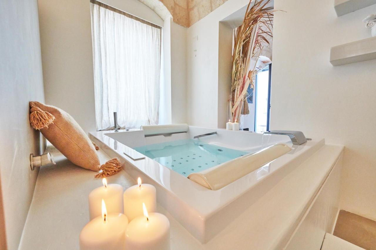 Deluxe Suite Spa Bath